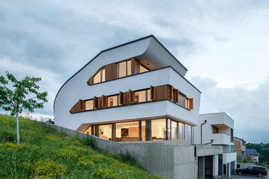 Geräumiges Modernes Haus mit Putzfassade, weißer Fassadenfarbe und Pultdach in Sonstige
