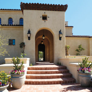 Zweistöckiges, Großes, Beigefarbenes Mediterranes Einfamilienhaus mit Lehmfassade, Satteldach und Ziegeldach in Phoenix