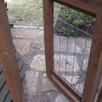 Urban Texas rustic ranch style garden.