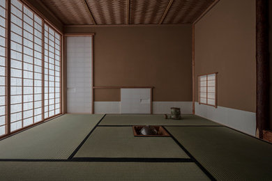 Aménagement d'une salle de séjour asiatique avec un sol de tatami et un plafond en bois.