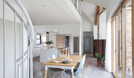 Eine weiße Küche, die wie ein Schwan übers Wasser gleitet