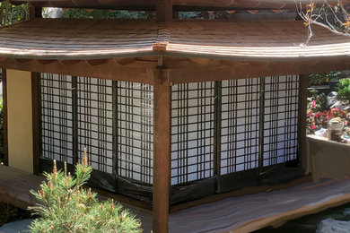 Example of a large asian ground level deck design in Los Angeles