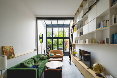 Идея дизайна: маленькая гостиная комната в современном стиле с бетонным полом и серым полом для на участке и в саду