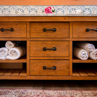 75+ Holzfarbene Badezimmer mit Schränken im Used-Look Ideen & Bilder