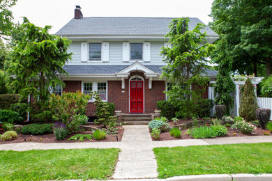 Design ideas for an eclectic full sun front yard landscaping in New York.