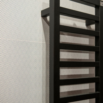 Bagno ospiti | Dettaglio del termoarredo nero