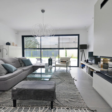Aménagement de salon avec cheminée de maison neuve au nord-ouest de Lyon