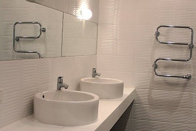 Источник вдохновения для домашнего уюта: ванная комната в современном стиле с белыми стенами, раковиной с несколькими смесителями и черным полом