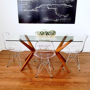 Идея дизайна: маленькая гостиная-столовая в стиле модернизм с белыми стенами, паркетным полом среднего тона и коричневым полом без камина