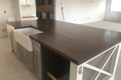 Kitchen - large farmhouse kitchen idea in Austin with an island