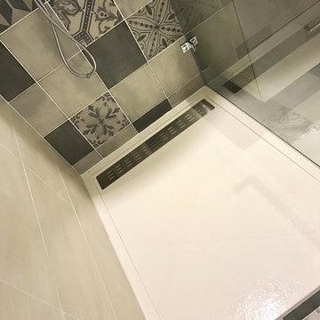 Salle de bains imitation carreaux de ciment mixés avec 30x60