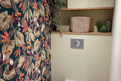 Aménagement d'un WC et toilettes.