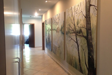 Rivalutazione corridoio uffici con dipinti