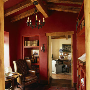 Mediterranes Wohnzimmer mit roter Wandfarbe und dunklem Holzboden in Phoenix