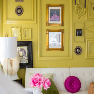 オーランドの小さいモダンスタイルのおしゃれなホームオフィス・仕事部屋 (黄色い壁、自立型机) の写真