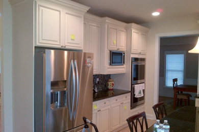 Kitchen - traditional kitchen idea in Philadelphia