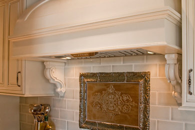 Kitchen - traditional kitchen idea in Philadelphia