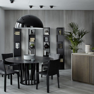 На фото: большая гостиная-столовая в современном стиле с серыми стенами, полом из керамогранита и серым полом с