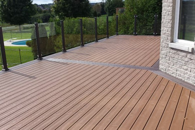 Large transitional deck photo in Toronto