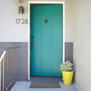 Idéer för att renovera en eklektisk entré, med en blå dörr