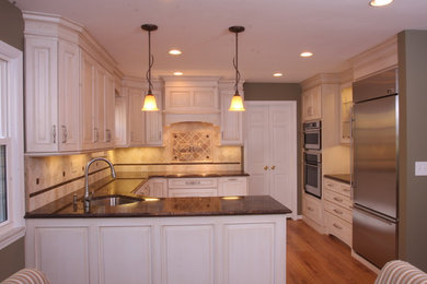 Elegant kitchen photo in Cincinnati