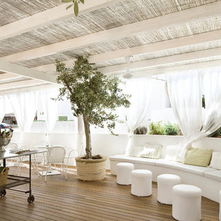 バルセロナの地中海スタイルのおしゃれなデッキの写真