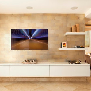 Foto di un grande soggiorno moderno aperto con sala formale, pareti beige, pavimento con piastrelle in ceramica e TV a parete