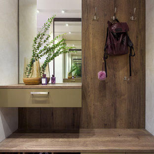 モスクワの小さいコンテンポラリースタイルのおしゃれなマッドルーム (ベージュの壁) の写真