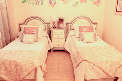 Foto de dormitorio principal de tamaño medio sin chimenea con parades naranjas y suelo de baldosas de cerámica