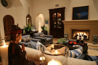 Example of a classic living room design in Orange County