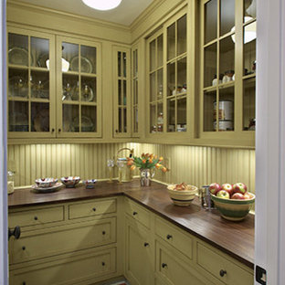 Große Landhaus Küche in L-Form mit Vorratsschrank, Kassettenfronten, gelben Schränken, Arbeitsplatte aus Holz und Kücheninsel in Boston