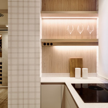 Diseño interior de cocina comedor en tonos claros