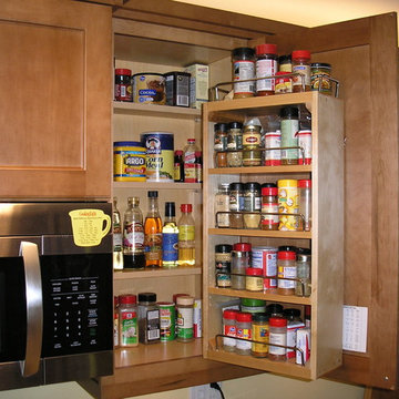 Swinging spice rack