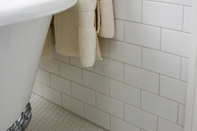 Идея дизайна: ванная комната среднего размера в классическом стиле с ванной на ножках, белой плиткой, плиткой кабанчик, белыми стенами, полом из керамической плитки и душевой кабиной