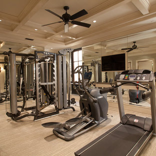 オレンジカウンティの中サイズの地中海スタイルのおしゃれなホームジム (カーペット敷き、ベージュの床) の写真