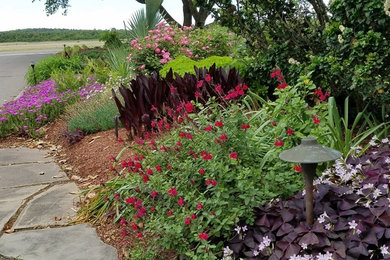Design ideas for a traditional landscaping in Other.
