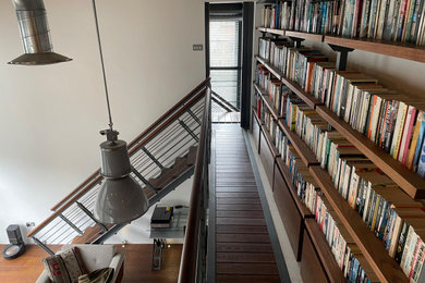 Diseño de escalera recta minimalista de tamaño medio sin contrahuella con escalones de madera y barandilla de metal