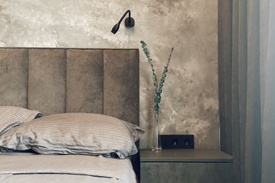 На фото: хозяйская спальня среднего размера в современном стиле с серыми стенами, полом из винила, обоями на стенах и акцентной стеной с