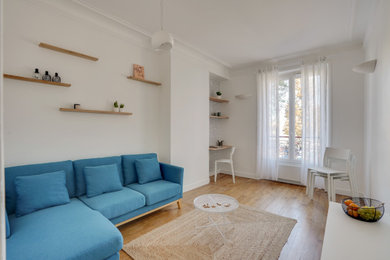 Idée de décoration pour un salon minimaliste avec parquet clair.