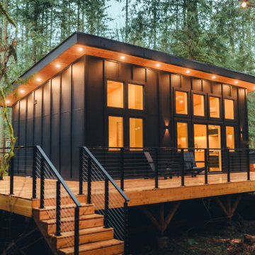 Luxury Tiny Home in Washington & Muzata Cable Railing