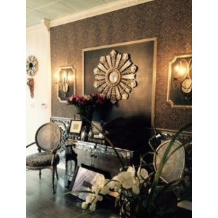 Inspiration för små eklektiska foajéer, med svarta väggar, mellanmörkt trägolv och grått golv