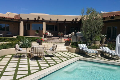 Example of a transitional home design design in Phoenix