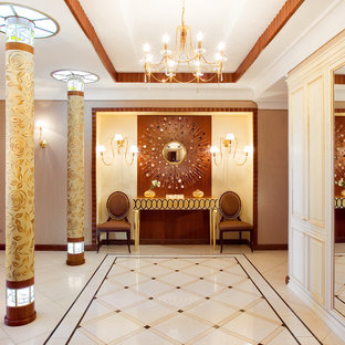 Modelo de vestíbulo ecléctico, grande, con paredes multicolor, suelo de baldosas de porcelana y suelo blanco