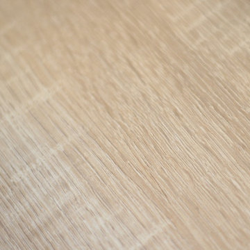 Cuisine avec verrière et plan de travail en bois clair