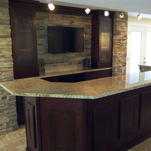 セントルイスの大きいトラディショナルスタイルのおしゃれなホームバー (御影石カウンター、マルチカラーのキッチンパネル、石タイルのキッチンパネル、セラミックタイルの床、ベージュの床) の写真