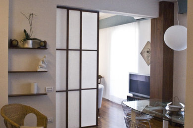 Esempio di un soggiorno contemporaneo di medie dimensioni con pareti multicolore, parquet scuro, TV autoportante e pavimento marrone