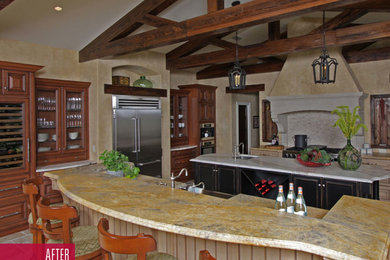 Idéer för att renovera ett lantligt kök och matrum, med en rustik diskho, luckor med upphöjd panel, svarta skåp, marmorbänkskiva, rostfria vitvaror, kalkstensgolv, flera köksöar och flerfärgat golv