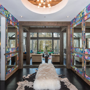 Cette photo montre une entrée éclectique avec un couloir, un mur multicolore, un sol en bois foncé et un sol noir.