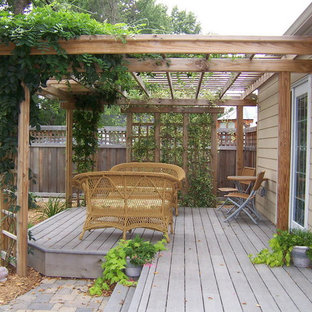 ミネアポリスの小さいラスティックスタイルのおしゃれな裏庭のデッキ (パーゴラ) の写真