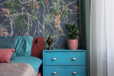 На фото: хозяйская спальня среднего размера в современном стиле с синими стенами, полом из винила, бежевым полом, обоями на стенах и акцентной стеной